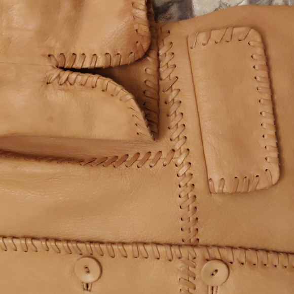 Genuine leather jacket with beautiful details and front pockets.In tan color. - Picture 3 of 4